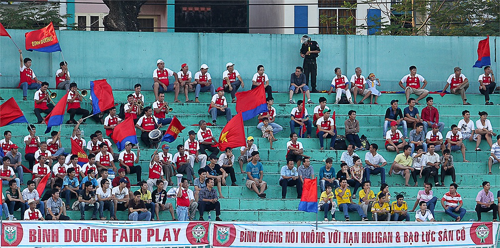 Vì là vòng đấu đầu tiên nên thông tin đến người hâm mộ VN chưa được đầy đủ cho lắm. Trung bình chỉ có khoảng 5000 người đến sân ở lượt đấu sớm khai mạc V-League 2013