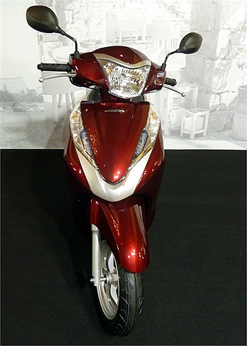 Hệ thống đèn pha kiểu mới khá bắt mắt với dài đèn Led hình chữ V. Kiểu đèn này có đôi chút tương đồng với mẫu xe đàn em Vision nhưng dải đèn mảnh và đẹp mắt hơn. 