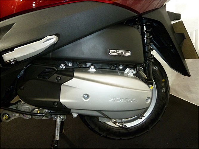 Điểm thay đổi quan trọng nhất nằm ở động cơ eSP 4 kỳ, dung tích 125 cm3 phân khối, làm mát bằng dung dịch đi kèm hệ thống phun xăng điện tử. 