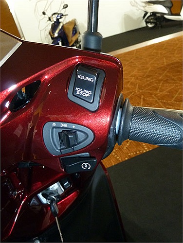 Giống như SH và Air Blade, Lead 125 cũng có trang bị hệ thống ngắt động cơ tạm thời Idling Stop cho phép tự ngắt động cơ khi xe dừng quá 3 giây và có thể khởi động lại mà không cần ấn nút khởi động. 