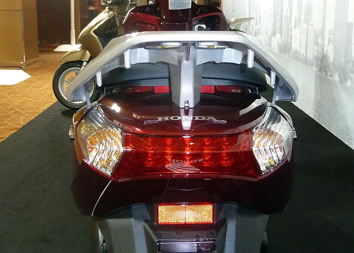 Xe sẽ có mặt trên thị trường từ ngày 29/3 với giá 37,49 triệu đồng cho bản tiêu chuẩn và giá 38,49 triệu đồng cho bản cao cấp. 