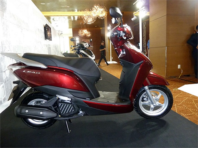 Lead 125 cũng có hai phiên bản tiêu chuẩn và cao cấp với 7 màu khác nhau. Tuy nhiên, không giống với Air Blade, hai phiên bản tiêu chuẩn và cao cấp của Lead chỉ khác nhau ở màu sắc chứ không có thêm tiện ích.