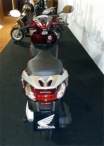 Lead bản cao cấp không có các trang bị như hệ thống chống trộm hay tìm vị trí của xe. Xe sẽ có mặt trên thị trường từ ngày 29/3 với giá 37,49 triệu đồng cho bản tiêu chuẩn và giá 38,49 triệu đồng cho bản cao cấp. 