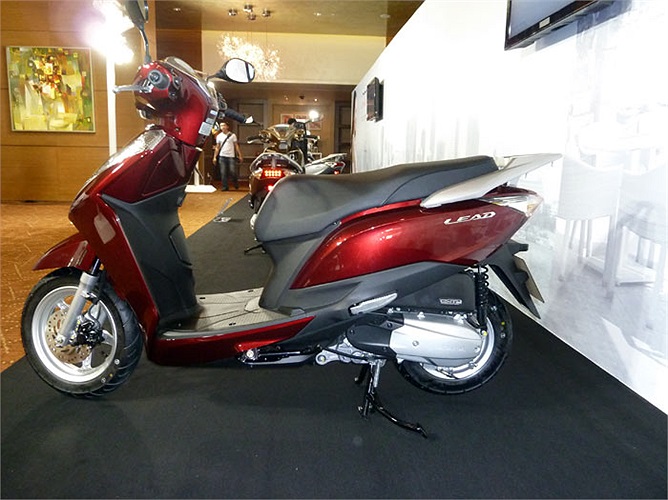 Có kích thước tương đồng với bản 110, nhưng thân xe Lead 125 góc cạnh hơn hẳn chứ k tròn trịa như trước. 