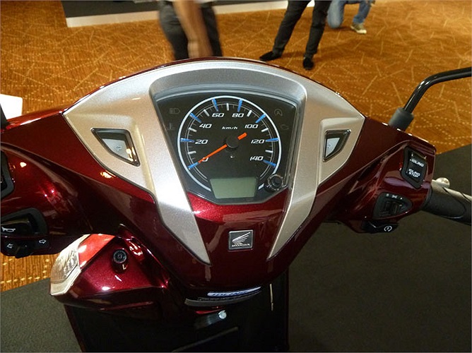 Mặt đồng hồ cũng có sự cải tiến với màn hình tinh thể lỏng kèm kim phát quang.