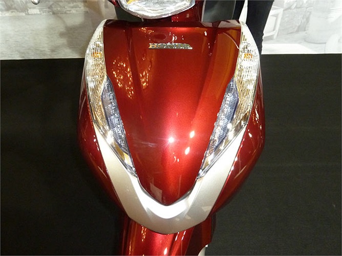 Hệ thống đèn pha kiểu mới khá bắt mắt với dài đèn Led hình chữ V. Kiểu đèn này có đôi chút tương đồng với mẫu xe đàn em Vision nhưng dải đèn mảnh và đẹp mắt hơn. 