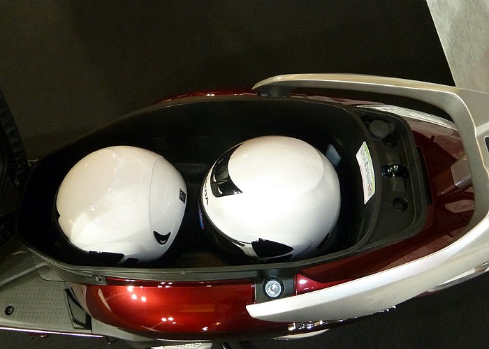 Hộc đựng đồ dưới yên có kích cỡ lớn hơn, tăng dung tích từ 35 lên 37 lít.