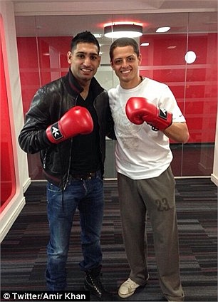 Amir Khan đến thăm Manchester trước thềm trận gặp Reading ở vòng 5 FA Cup