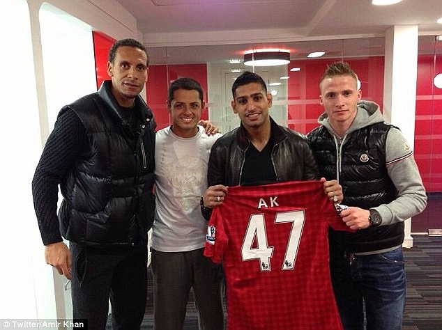 Chụp ảnh lưu niệm cùng Rio Ferdinand, Buttner và Javier Hernandez