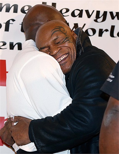 Mike Tyson ôm hôn Evander Holyfield