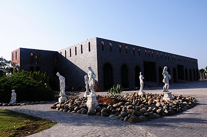 Long Island tọa lạc tại quận 9, TP HCM bao gồm nhiều biệt thự. Anh Vũ Tiến Đôn, chủ nhân, cho biết lâu đài được xây dựng năm 2000 do anh tự thiết kế và tham gia xây công trình, cũng vì thế mà giá thành rẻ hơn rất nhiều. 