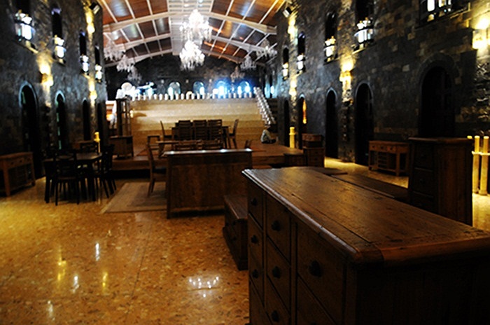 Nội thất bên trong với những vật dụng làm bằng gỗ.