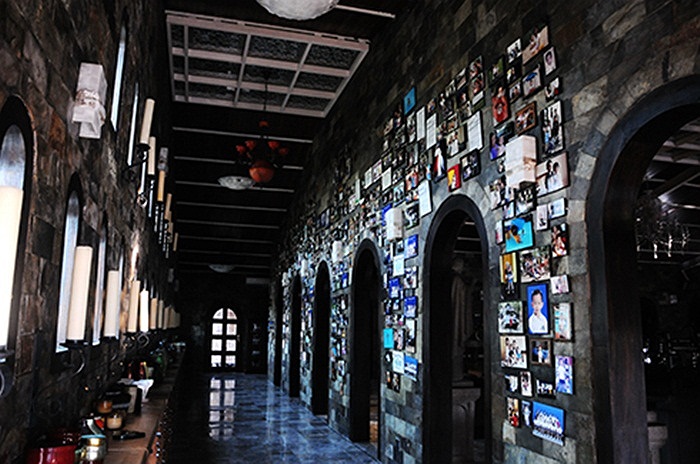 Khu vực bài trí đồ lưu niệm của gia đình