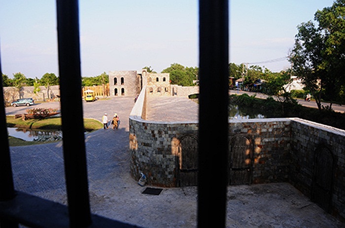 Bên ngoài được bao bọc bởi bức tường thành kiên cố xây bằng đá cuội chắc chắn.