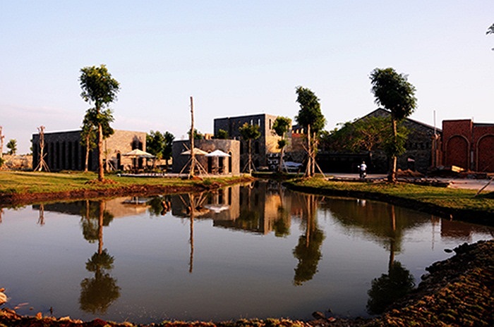 Quần thể kiến trúc cổ kính trang hoàng này rộng 5 ha mô phỏng các kiến trúc đặc sắc Châu Âu.