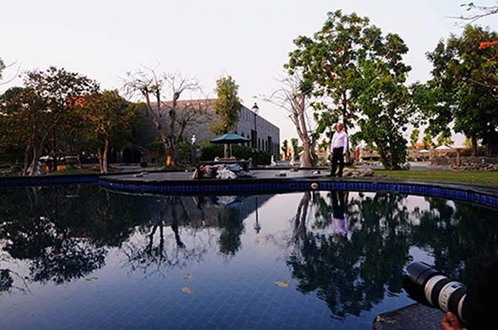 Cũng tại đây anh cho xây dựng thành khu phim trường mang nét cổ kính thời trung cổ.