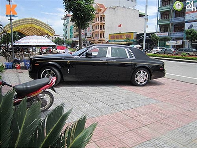Rolls-Royce bản rồng độ tại VN. Đây là chiếc RR được các nghệ nhân Hà Nội độ bản rồng một cách tinh xảo