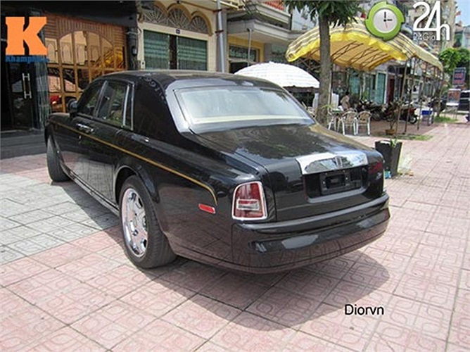Phiên bản Rolls Royce độ này được sử dụng loại 'vàng ta' có màu sắc đậm, óng và nổi bật hơn so với phiên bản Rồng 'xịn'.