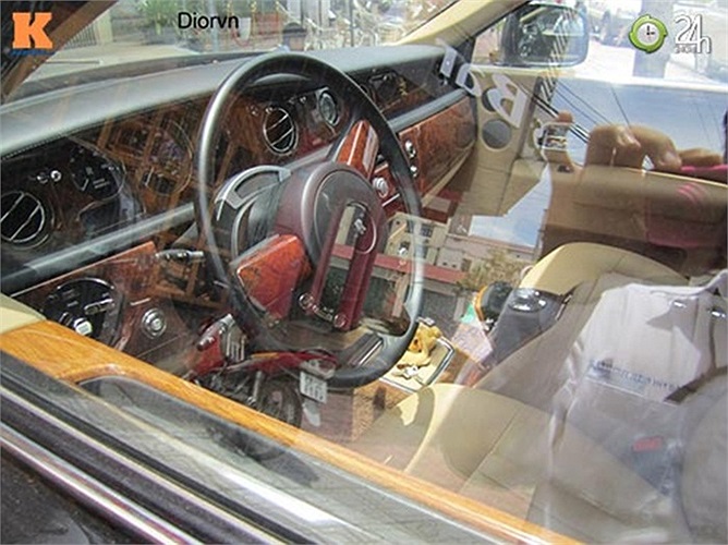 Chiếc Rolls Royce 'Rồng Việt' này sẽ còn có thêm nhiều chi tiết Rồng được đích thân những lão nghệ nhân chuyên thêu Rồng lên áo vua ở Huế chế tác phía bên trong. 