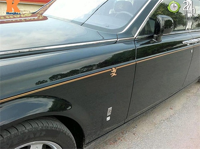 Đường kẻ đúp dọc thân xe thể hiện đẳng cấp và sự tinh tế của Rolls-Royce bản rồng 