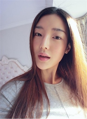 Chiếc cằm nguyên bản của cô.