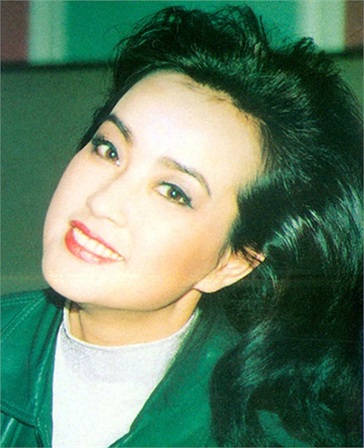 Lưu Hiểu Khánh với chiếc cằm cha sinh mẹ đẻ.