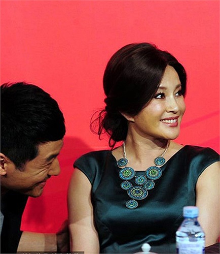 Và sự trẻ trung cũng đến mức làm người ta không thôi ngạc nhiên với cái tuổi thực của bà. 