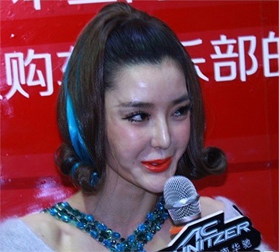 Trông cô như mếu.