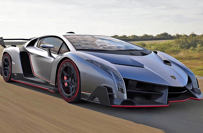 Veneno có khả năng tăng tốc từ 0-100km/h trong vòng 2,9 giây và đạt tốc độ tối đa 354 km/h.