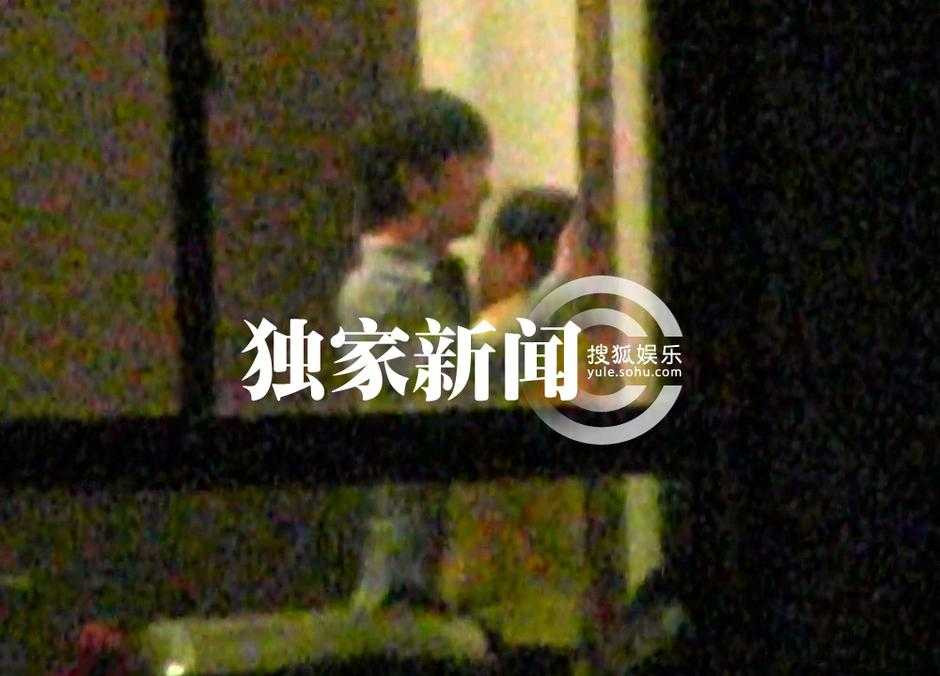 Chưa li hôn chồng, Đổng Khiết đã ôm hôn tình mới