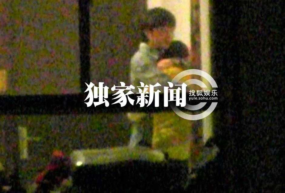 Chưa li hôn chồng, Đổng Khiết đã ôm hôn tình mới