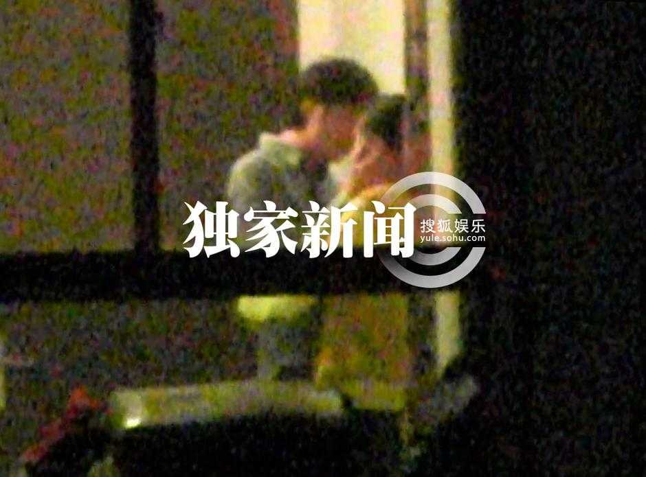 Chưa li hôn chồng, Đổng Khiết đã ôm hôn tình mới