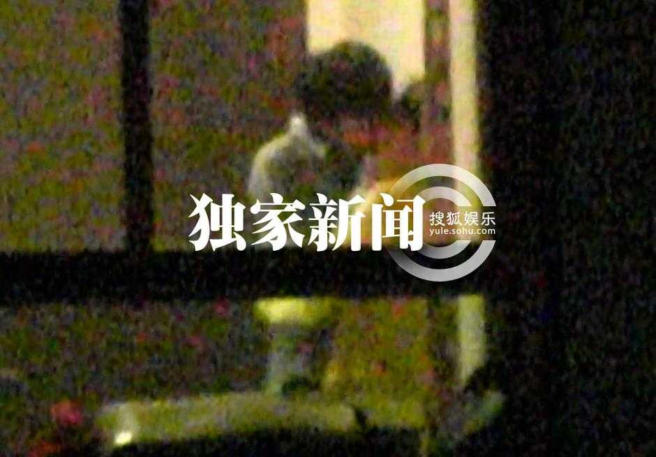 Chưa li hôn chồng, Đổng Khiết đã ôm hôn tình mới