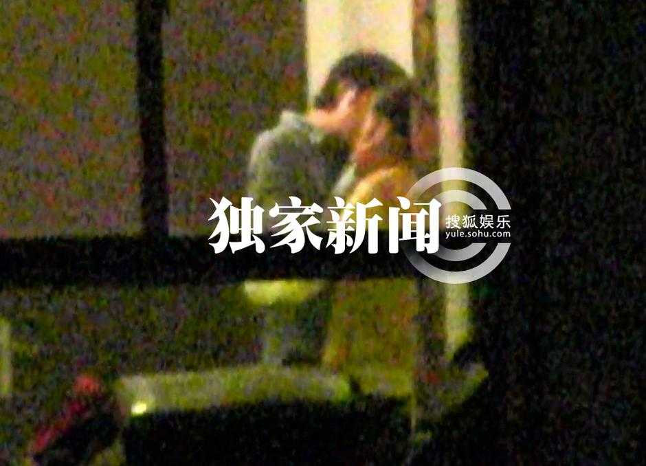 Chưa li hôn chồng, Đổng Khiết đã ôm hôn tình mới