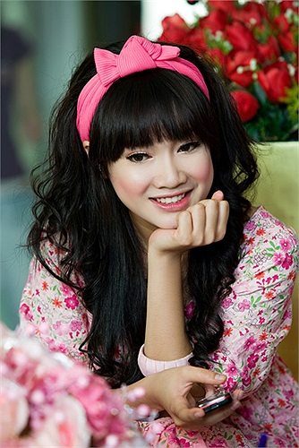 Nhã Phương luôn tươi cười thân thiện với mọi người xung quanh