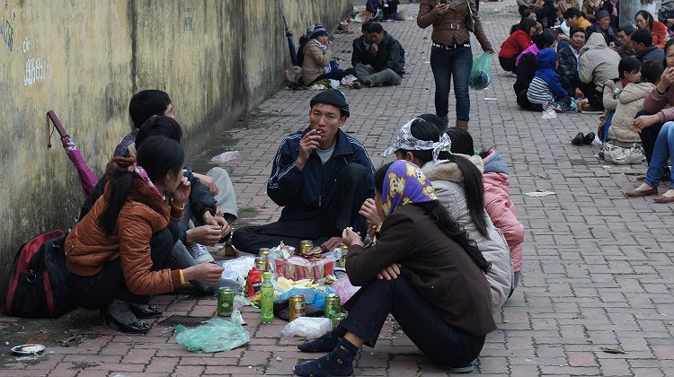 Nhiều gia đình chọn cách ăn trưa bên vệ đường