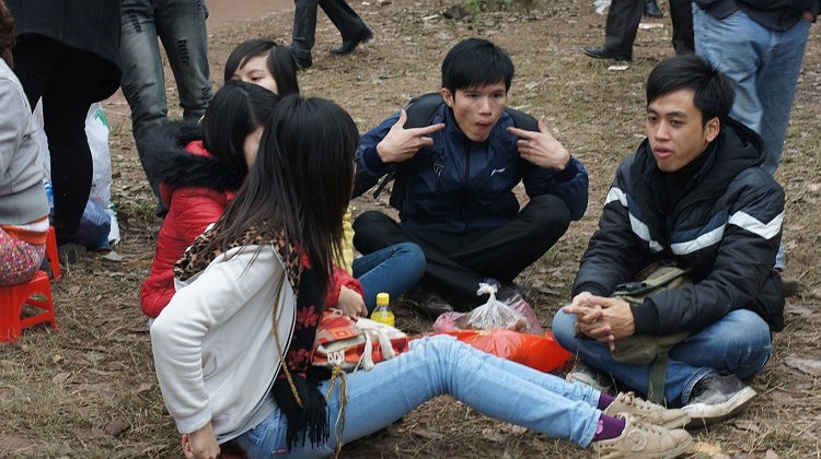 Nhóm bạn trẻ từ Hà Nội tới Bắc Ninh cũng ăn uống ngay tại núi Lim để tham dự hội đến chiều tối.