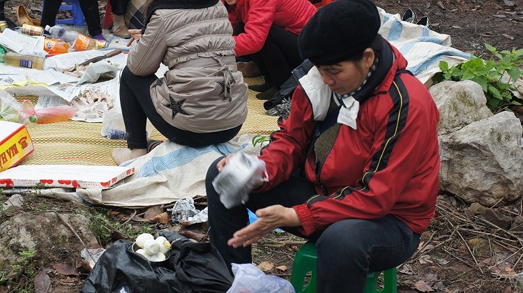 Chuẩn bị trứng cho bữa ăn nhanh tại Hội Lim