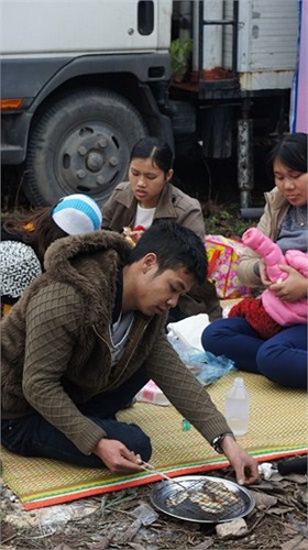 Gia đình này mang theo cá, cồn để chế biến món ăn cho bữa trưa