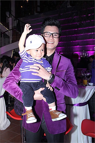 Có vẻ rất hiếu động và ngoan ngoãn trong vòng tay của ca sĩ Quang Dũng.