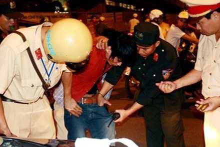 Công an bắn kẻ chống đối: Chuyên gia pháp luật nói gì?