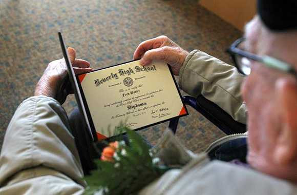 Cụ ông 106 tuổi tốt nghiệp trung học