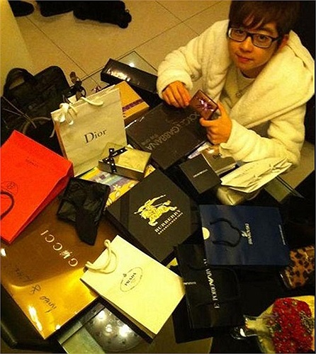 Luôn tìm săn những món đồ hiệu đắt nhất thế giới