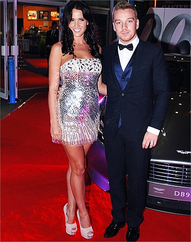 Cựu hoa hậu Anh Danielle Lloyd buồn bã vì đánh rơi chiếc nhẫn đính kim cương mà tiền vệ Jamie O'hara dùng để cầu hôn cô.