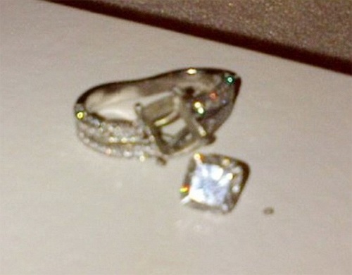 Viên kim cương rơi khỏi chiếc nhẫn khiến người đẹp 'khóc cả ngày'