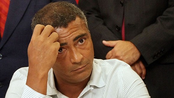 Romario quyết tâm kiện Vasco De Gama. Anh cho rằng đội bóng Brazil nợ mình 58 triệu peso lương, thưởng, bản quyền hình ảnh