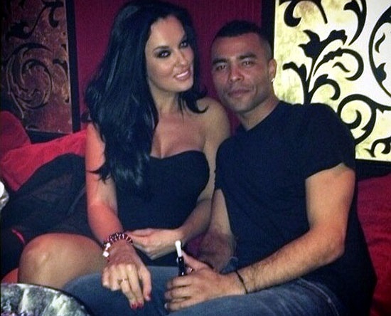 Anna Kelle- Cô bồ nổi tiếng bởi khả năng 'yêu được cả hai giới' đã chính thức bị Ashley Cole cấm cửa vì tội... thích bép xép trên báo. 