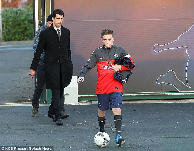 Cậu cả Brooklyn thì theo cha sang PSG tập nhờ