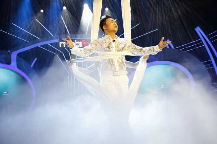 Đại Nghĩa hóa thành Đàm Vĩnh Hưng, vừa bay vừa đạp xe