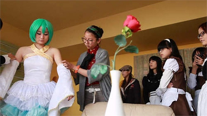 Nhà thiết kế đang hóa trang cho cô dâu